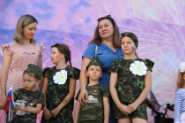 В День семьи, любви и верности в нашем городе прошел традиционный парад семей