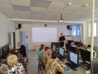 В Зале электронных ресурсов ветераны образования осваивают компьютерную грамотность