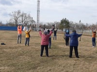 Все больше арсеньевцев занимаются скандинавской ходьбой