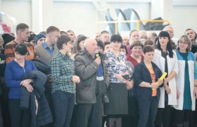 Андрей Тарасенко вручил государственные награды сотрудникам завода «Прогресс»