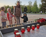 Акция "Свеча памяти" прошла 7 мая на площади возле обелиска Славы