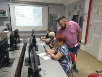 Библиотека приглашает на курс мобильных технологий для пожилых людей