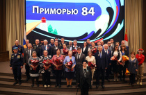 Олег Кожемяко поздравил приморцев с наступающим Днем края и вручил госнаграды