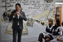 Возле Центральной городской библиотеки установили QR-указатель проекта «Петербург-на-Амуре»