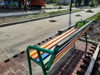 На аллее Депутатов установлены лавочки и урны