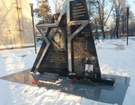 В Арсеньеве портрет летчика - майора Романа Филипова в эти дни установлен возле памятника Герою России подполковнику Олегу Пешкову и летчикам войсковой части 78019, погибшим при исполнении служебного долга. Рядом с портретом – лампада и алые гвоздики