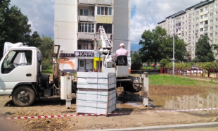 Продолжаются работы по благоустройству территории возле памятника труженикам тыла и детям войны