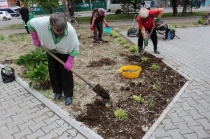 Неравнодушные арсеньевцы приняли участие в благоустройстве сквера возле памятника Герою России Олегу Пешкову 