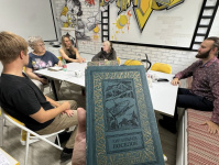В книжном клубе «КилоСлов» обсудили повесть «Посёлок»