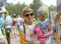 Фестивали красок и светящихся воздушных шаров состоялись в минувшую субботу на центральной площади города