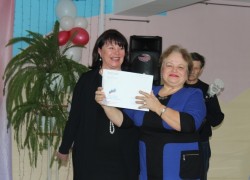 Депутат Законодательного Собрания Приморского края Виктория Николаева вручила работникам бюджетной сферы Арсеньева путевки в санаторий