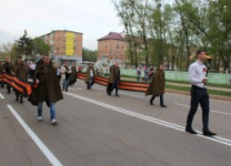 Представители молодежи со свечами в руках прошли по улицам города к обелиску Славы