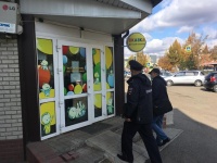 Вход покупателей в магазин - только в маске